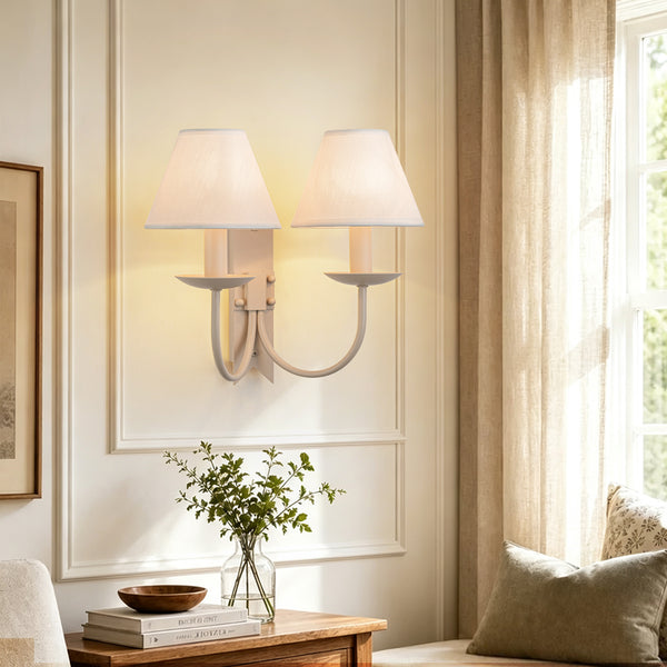 Wandleuchte mit konischem Stoffschirm im Landhausstil