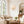 Wandleuchte mit konischem Stoffschirm im Landhausstil